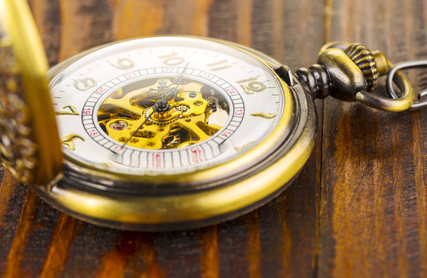 Bir zarif antika köstekli saati görüntüsünü - Fotoğraf, Görsel