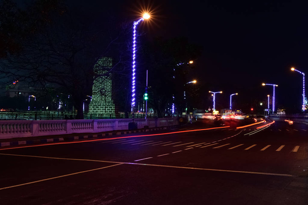 Rutas de luz de coche en una calle de la ciudad en una noche
 - Foto, imagen