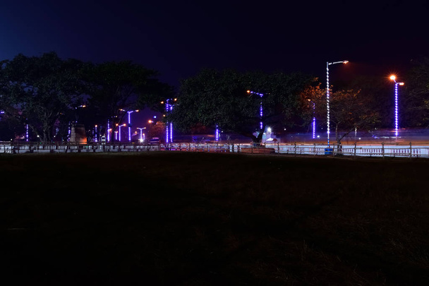 Rutas de luz de coche en una calle de la ciudad en una noche
 - Foto, imagen