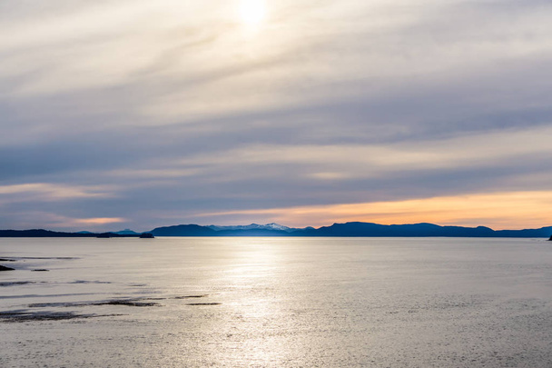 pôr do sol sobre fiordes do Alasca em uma viagem de cruzeiro perto de ketchikan
 - Foto, Imagem