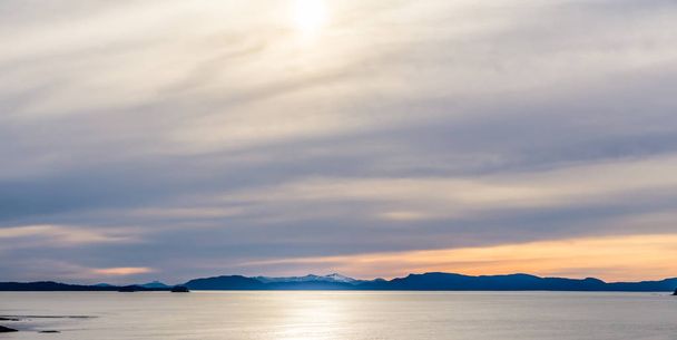 puesta de sol sobre fiordos de Alaska en un viaje de crucero cerca de ketchikan
 - Foto, imagen