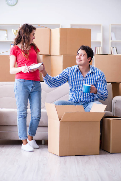 Junges Paar zieht mit Boxen in neues Haus ein - Foto, Bild