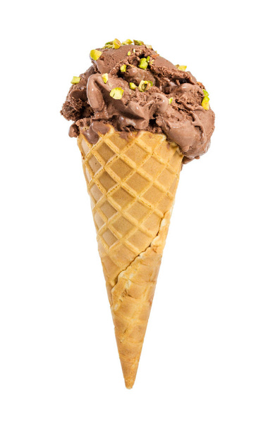 Crème glacée au chocolat aux noix dans un cône de gaufre
   - Photo, image