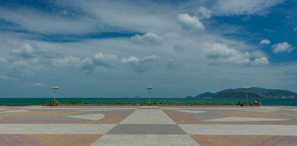 Nha Trang Vietnam Azji nad Morze Południowochińskie z zachmurzone niebo niebieski sunny. - Zdjęcie, obraz
