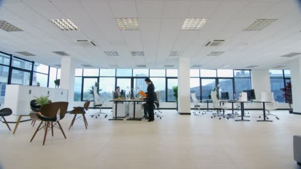 lapso de tiempo de 4 k de equipo negocios corporativos trabajando en oficina de la ciudad - Metraje, vídeo