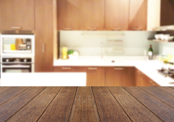 Holztischplatte auf verschwimmt den Hintergrund der Küche. - kann für die Darstellung Ihrer Produkte oder Werbe- und Werbeplakate verwendet werden - Foto, Bild