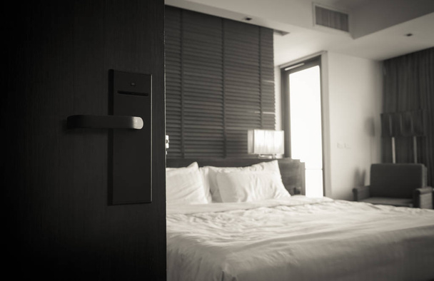 Abra a porta do luxuoso quarto de hotel moderno. Preto e branco tom
. - Foto, Imagem