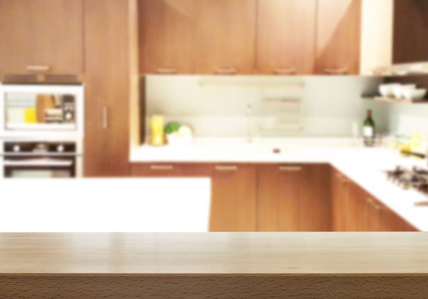 Piano in legno sfocato sullo sfondo della cucina. - può essere utilizzato per visualizzare i vostri prodotti o manifesti promozionali e pubblicitari - Foto, immagini