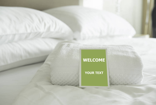 Uvítací karta byla umístěna v hotelovém pokoji se zeleným jablkem. S ořezovou cestou na kartě. - Fotografie, Obrázek
