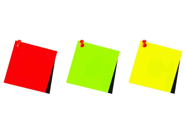 Drie post-it rood, groen en geel met witte achtergrond - Foto, afbeelding