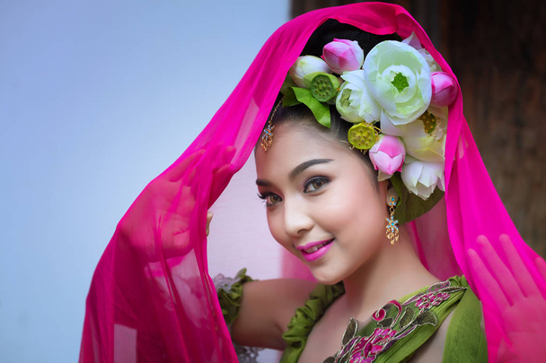 Belle femme asiatique lotus sur cheveux avec robe traditionnelle thaïlandaise
  - Photo, image
