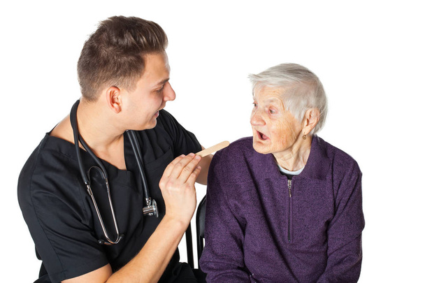 Senior kobieta z lekarzem na na białym tle - Zdjęcie, obraz