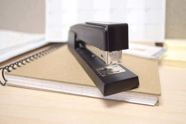 офісний стандартний степлер, що сидить на офісному столі
  - Фото, зображення
