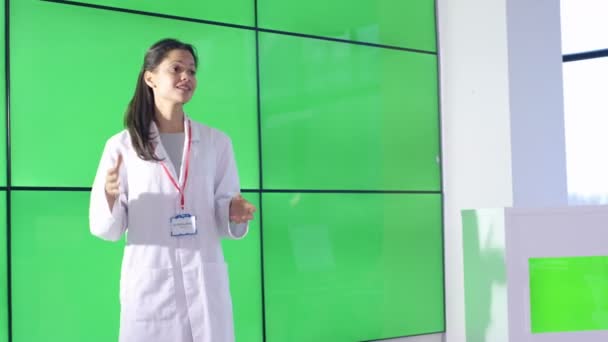  medical service adviser giving presentation and interacting with green screen video wall - Materiał filmowy, wideo
