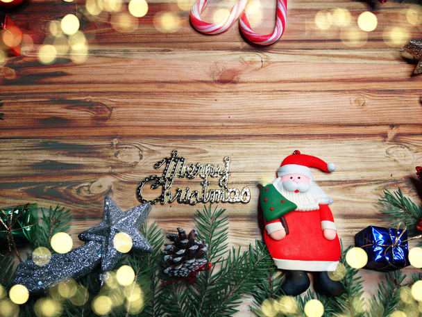 decoração de Natal e luzes de guirlanda em backgr de madeira vintage
 - Foto, Imagem
