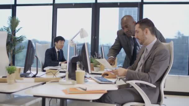 4K Mixed ethnicity corporate business group working together in city office - Filmagem, Vídeo