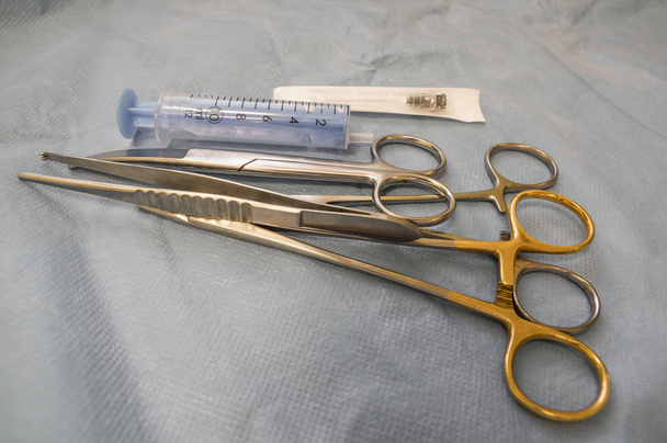 хирургические инструменты на столе
 - Фото, изображение