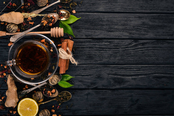 Black and green tea with lemon, honey, cinnamon and ginger. Hot drink Top view. Copy space. - Foto, Imagen