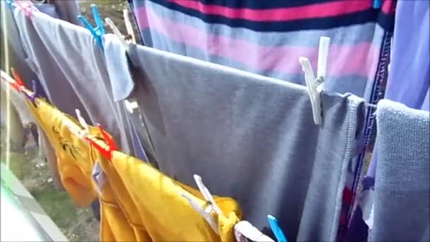 Balkonda balkonda rüzgarla asılı asılı elbiseleri asılı asılı çamaşırlar - Video, Çekim