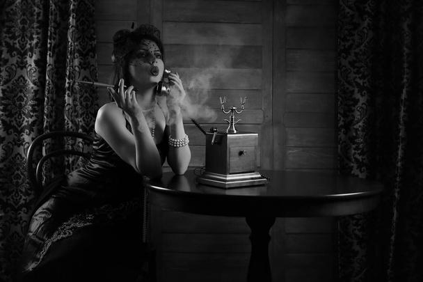 Krásná dívka v roce 1930 kouří jednobarevné - Fotografie, Obrázek
