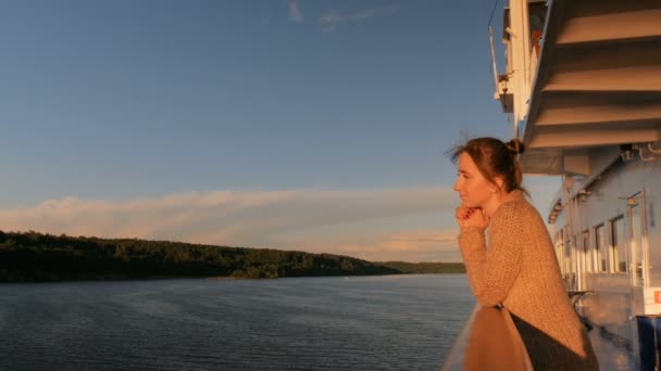 Mulher admirando o pôr do sol do convés do navio de cruzeiro
 - Filmagem, Vídeo
