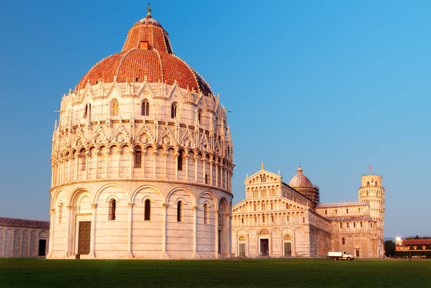 Baptisterio de San Giovanni en Pisa
 - Foto, Imagen