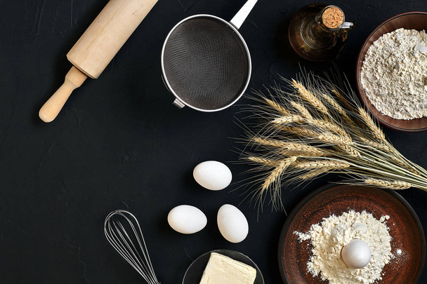 Pasta ingredientes de cocina en la mesa de cocina negro. Vista superior con espacio para su texto - Foto, imagen