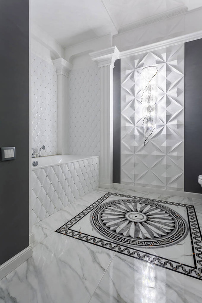 Класична ванна кімната з мінімалістичним білим і сірим дизайном інтер'єру
 - Фото, зображення