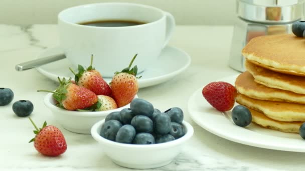 friss bogyós gyümölcsök a fehér tányér finom palacsinta  - Felvétel, videó