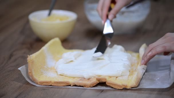 ein süßes Kuchenbrötchen mit Ananas kochen - Filmmaterial, Video