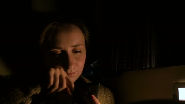 Γυναίκα με τη χρήση smartphone στην καμπίνα του κρουαζιερόπλοιου - Πλάνα, βίντεο