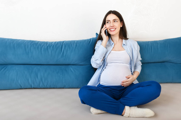 pregnant woman calling on smartphone - Foto, Imagem