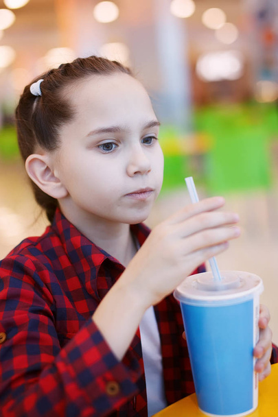 Sevimli küçük kız gıda kortunda gazoz içer - Fotoğraf, Görsel