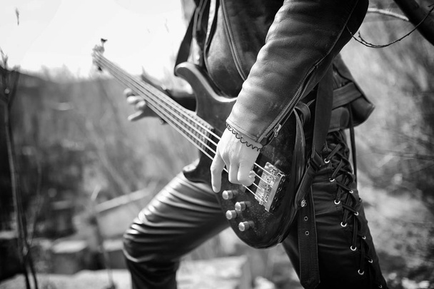 guitarrista de rock ao ar livre. Um músico com uma guitarra baixo em um leath
 - Foto, Imagem