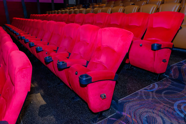 映画館の座席の空の赤い椅子. - 写真・画像
