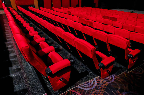 Silla roja vacía en los asientos de cine
. - Foto, Imagen