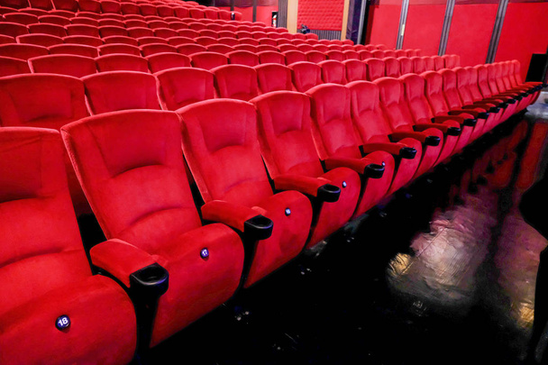 Prázdné červené křeslo na sedadlech kina. - Fotografie, Obrázek