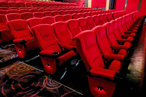 Lege rode stoel in de bioscoop zetels. - Foto, afbeelding