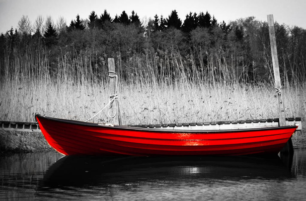Bateau à rames rouge autrement en photo noir et blanc. La photo est prise à Kotka, Finlande
. - Photo, image