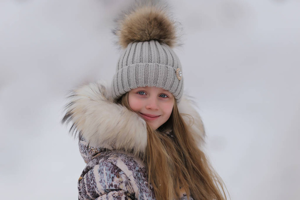 Portrait of cute little girl in winter - Фото, зображення