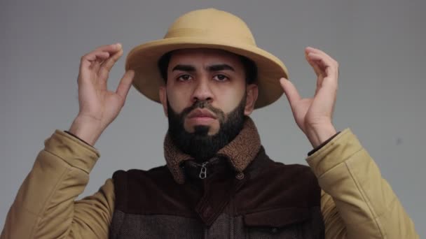 rare man in de jas en Afrikaanse hoed in studio - Video