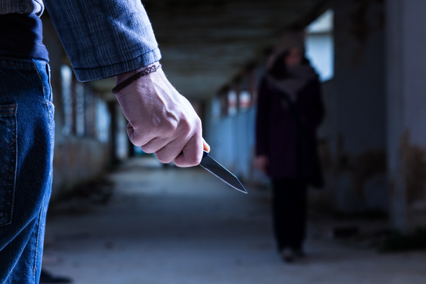 Criminal con cuchillo
 - Foto, imagen