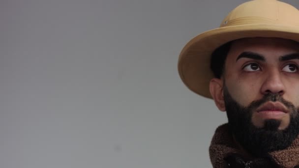 Странный человек в куртке и африканской шляпе в студии
 - Кадры, видео