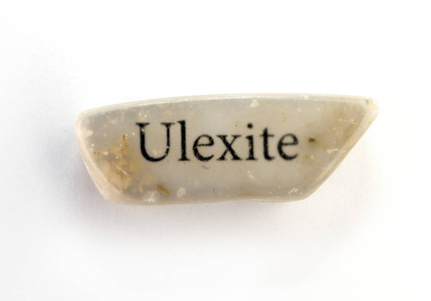 Mineral inusual ulexita o mineral de roca de la TV en blanco
  - Foto, imagen