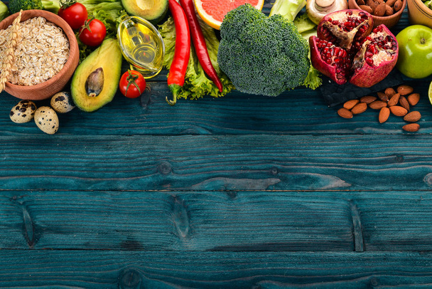 Fondo alimentario saludable. Concepto de comida saludable, verduras frescas, frutos secos y frutas. Sobre un fondo de madera. Vista superior. Copiar espacio
. - Foto, Imagen