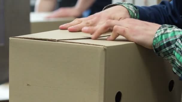 Nakliye için bir kutu ambalaj - Video, Çekim