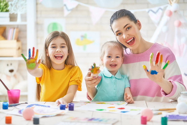 Mother and daughters painting together - Φωτογραφία, εικόνα