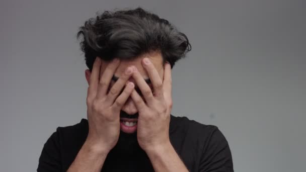 Paranoiker seltsamer gestresster Mann sieht seltsam aus - Filmmaterial, Video