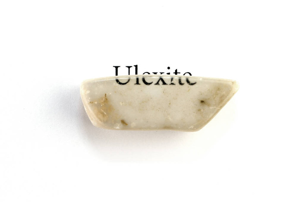 Ulexite minérale inhabituelle ou minéral TV rock avec effet optique sur le blanc
  - Photo, image