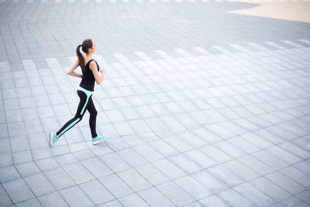 Fiatal nő jogging város másol hely - Fotó, kép